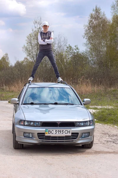 Lviv Ukraine 2022 Young Man Stylish Clothes Cap Stands Roof — Stock Photo, Image