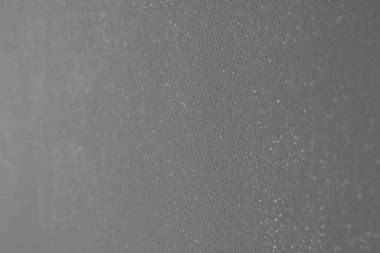 Gümüş parıltılı gri bir duvar parçası iç kısımda modern duvar boyası, gri kumaş ve aküks.