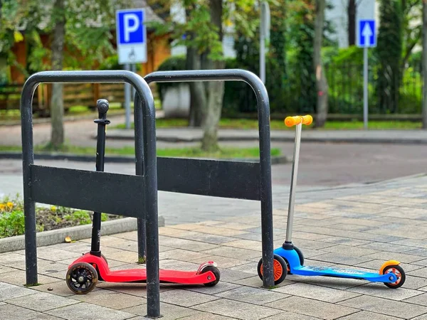 Dos Scooters Para Niños Están Estacionados Estacionamiento Parque Ciudad Fondo — Foto de Stock