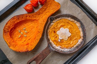 Otantik bir dökme demir tavada pişirilmiş balkabağı turtası. Fırınlanmış Balkabağı ve Şükran Günü Balkabağı Turtası