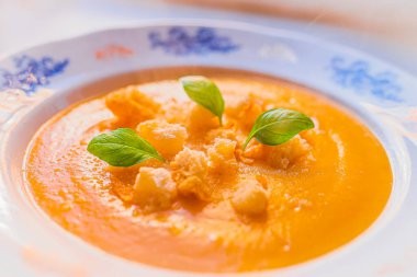 Kremalı balkabağı çorbası. Yumuşak odak