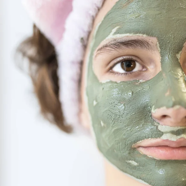 Atraktivní Teenager Maskou Šedé Hlíny Mrtvého Moře Tváři Portrét Půlky — Stock fotografie