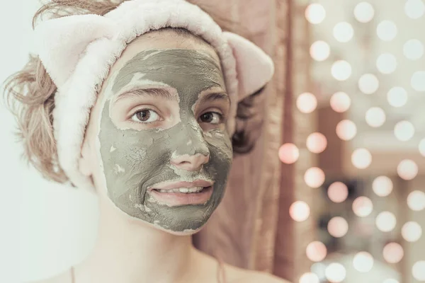 Adolescent Jeune Fille Avec Les Yeux Bruns Avec Masque Argile — Photo