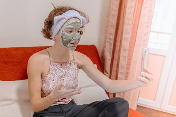 Nastoletnia Dziewczyna Brązowe Kręcone Włosy Glinka Kosmetyczna Maska Jej Twarzy — Zdjęcie stockowe