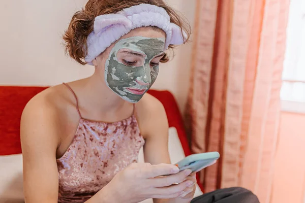 Nastolatka Dziewczyna Brązowe Kręcone Włosy Gliny Kosmetyk Maska Jej Twarzy — Zdjęcie stockowe