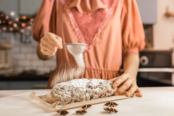 Flickans Händer Strö Pulversocker Traditionell Jul Tysk Stollen Paj Hemkök — Stockfoto