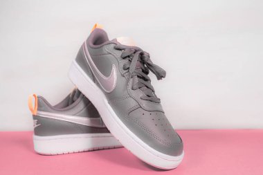 Yeni Nike spor ayakkabı üst görünümü. Nike Court ilçesi düşük mor maden cevheri pembesi. Metalik mor ernis gülü. Kadın spor ayakkabısı modeli. Ukrayna, Kiev 01 2022