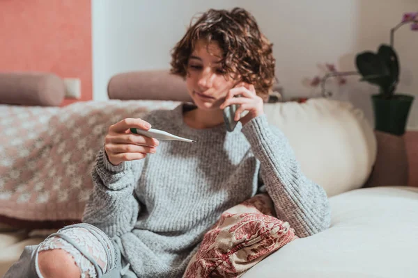 Ficar Casa Doente Frio Não Escola Universidade Menina Adolescente Muito — Fotografia de Stock