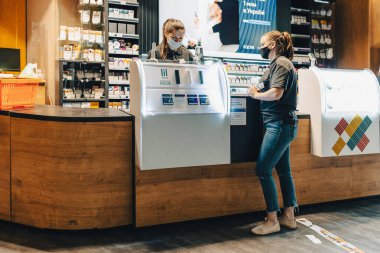 Elektronik sigara pazarı, buharlaştırıcılar ve benzeri cihazlar. Elektronik sigara satış yeri. Halka açık yerlerde tıbbi maske takmak için yeni gereksinimler. Ukrayna, Kiev, 08 2021