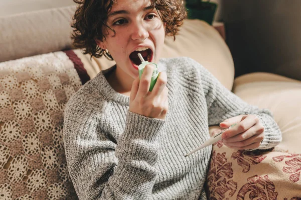 Adolescente Écolière Étudiante Pull Laine Chaude Assise Sur Canapé Maison — Photo