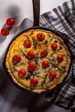 Lorraine kiş açsana. Lezzetli ev yapımı Lorenzo, tavuk, domates, mantar ve peynirli kiş. Karanlık arkaplan, sert gölgeler