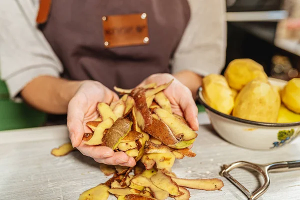 Potatisskal Händerna Kvinnlig Kock Användning Och Bearbetning Matavfall Kompostering För — Stockfoto