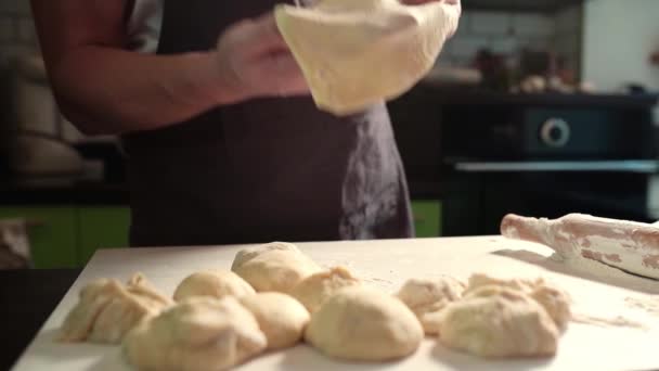 손으로 반죽을 만들었습니다 앞치마를 제빵사들은 부엌에 반죽을 먹습니다 집에서 음식을 — 비디오