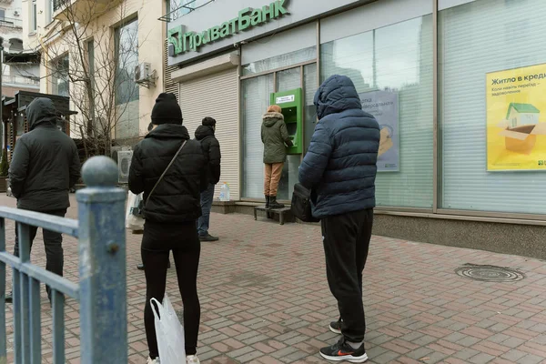 Ukrayna, Kiev. ATM 'den para çekmek isteyen insanların 02 / 24 / 2022 Privatbank şubesinde kuyruktalar. Heyecan ve panik, kargaşa. Savaşın başlangıcı sabahı