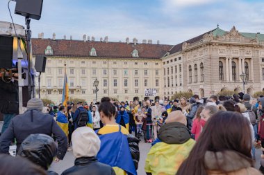 Savaş karşıtı pankartlar ve sloganlar taşıyan insanlar protesto eylemi yapıyor. Ukrayna 'daki savaşı protesto etmek, Rusya' nın özgür ve barışçıl Ukrayna 'ya yaptığı hain saldırı. 03 2022. Heldenplatz. Damar. Avusturya