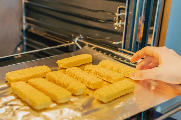Yarı bitmiş balık kroketleri. Abur cubur, uygun yiyecekler, ısınmak için fast food.