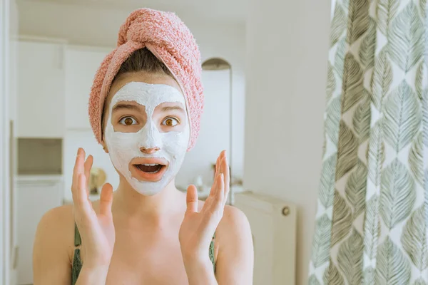 Adolescente Con Asciugamano Avvolto Intorno Capelli Bagnati Con Maschera Cosmetica — Foto Stock