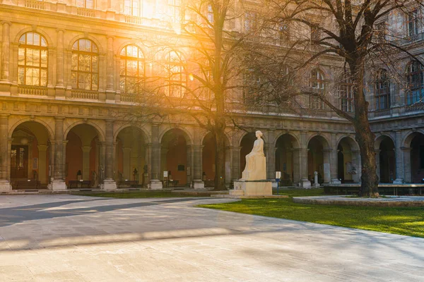 Altes Gebäude Der Universität Wien Mit Kolonnade Und Innenhof Marmorstatue — Stockfoto