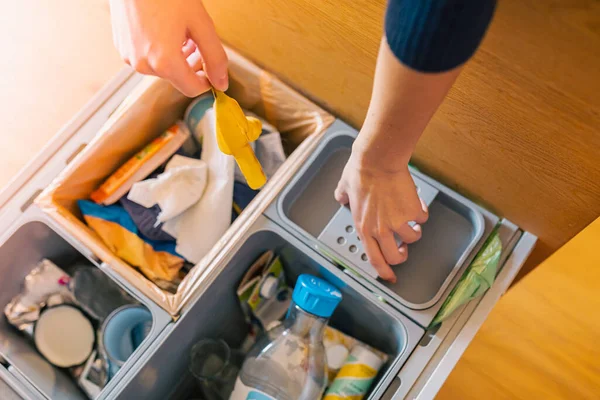 Sortera Matavfall Hemma Hand Person Kasta Banan Skal Papperskorgen Olika — Stockfoto