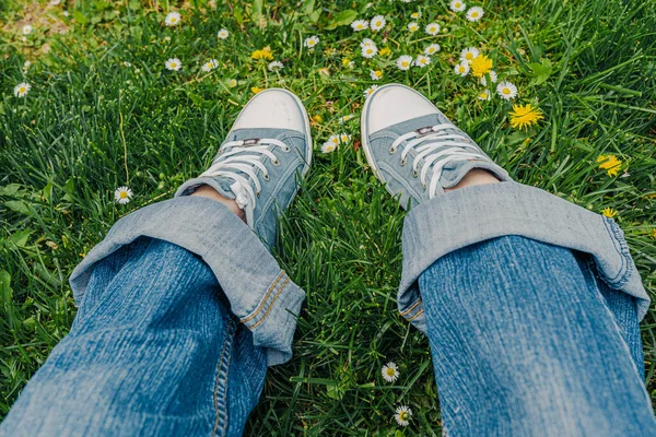 Legs Gumshoes Denim Trousers Grass Spring Summer Daisies Ecological Natural — Zdjęcie stockowe