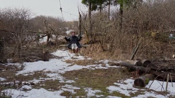 Rope swing in the countryside — Vídeo de stock