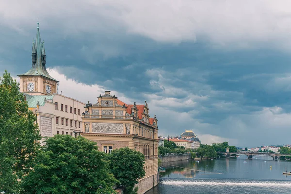 Nuages Pluie Bleu Foncé Sur Rivière Vltava Vue Château Prague — Photo