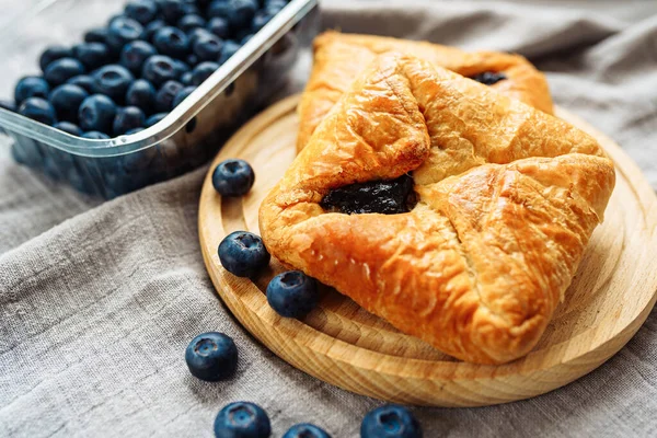 Meyve reçelli kare şeklinde puf böreği zarfları, yaban mersinli tatlı poğaça çörekleri, vejetaryen tatlı.