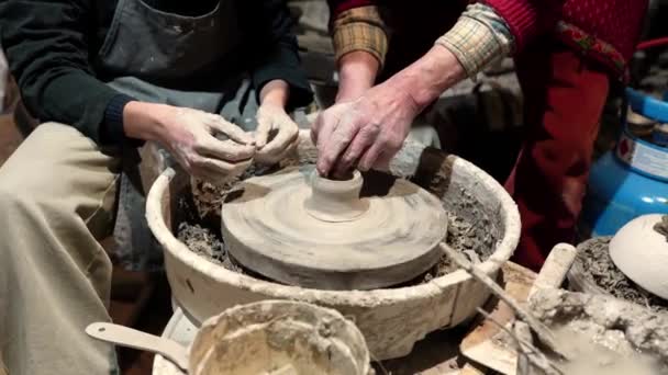 制陶师傅和学徒的手从粘土到陶瓷轮上的模子 — 图库视频影像
