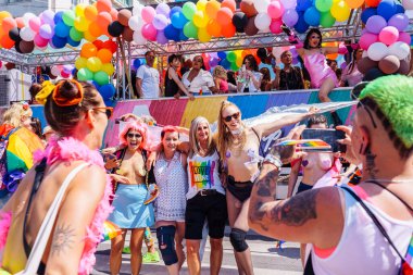 Önemli olan Gökkuşağı Geçidi. Viyana Gurur ve Gökkuşağı Geçidi. Viyana 'nın merkezinde yıllık geçit töreni. Avusturya 06 2022
