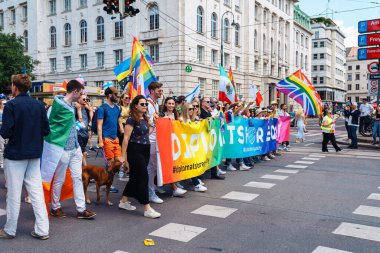 Önemli olan Gökkuşağı Geçidi. Viyana Gurur ve Gökkuşağı Geçidi. Viyana 'nın merkezinde yıllık geçit töreni. Avusturya 06 2022