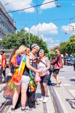 Önemli olan Gökkuşağı Geçidi. Viyana Gurur ve Gökkuşağı Geçidi. Viyana 'nın merkezinde yıllık geçit töreni. Avusturya 06 2022