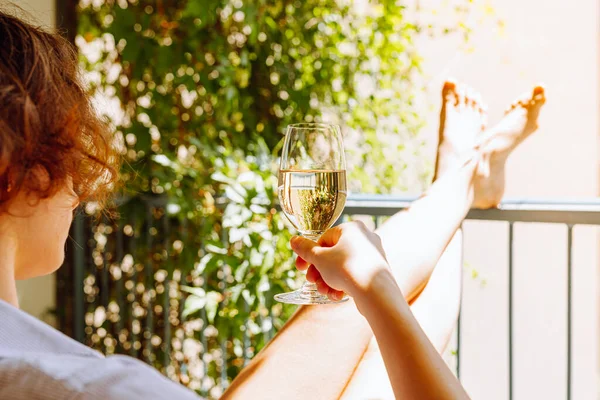 Jonge Vrouw Genietend Van Witte Wijn Balkon Zonnige Zomerdag Jonge — Stockfoto