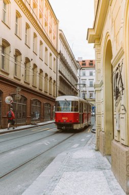 Döşeme taşları, tramvay rayları ve tramvayı olan eski dar bir cadde. Çevresel taşımacılık tramvayı Avrupa şehrinin caddesi boyunca gider. Prag 'da. Çek Cumhuriyeti 05 2022