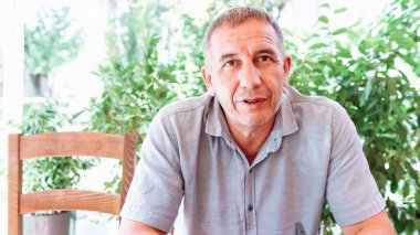 Orta yaşlı bir adamın hareketli ağzı, konuşan erkek öğretmen izleyicileri etkiledi duyuru yaptı, motivasyon konuşması yaptı, olumlu cümle kurdu, gülümseyen mujçin, diyelim ki mesaj faydalı bilgi kavramı sağladı