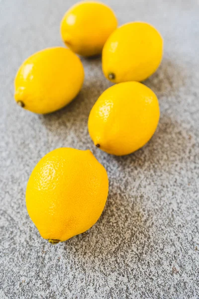 Citrons Mûrs Couleur Jaune Vif Dispersés Sur Fond Gris Citrons — Photo