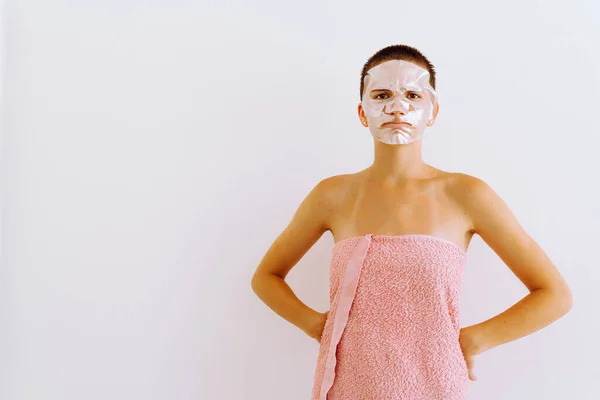 Teenager Girl Short Cropped Hair Cosmetic Mask Bath Towel Bare — Foto Stock