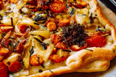 Pita, sebze ve otlarla doldurulmuş, fırında pişmiş hamur tatlısı.