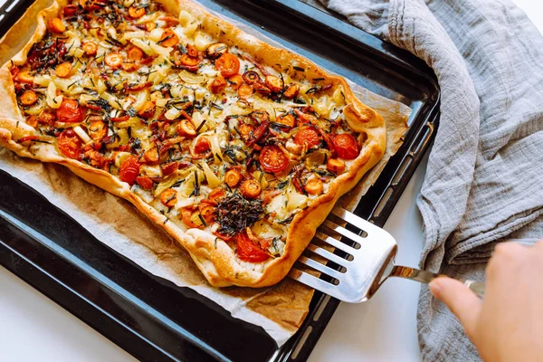 Pita, sebze ve otlarla doldurulmuş, fırında pişmiş hamur tatlısı.