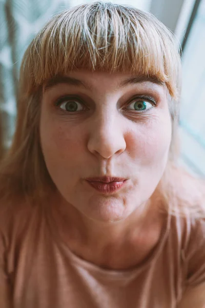 Portrait Funny Blonde Woman Bangs Eyes Wide Open Lips Kiss — Stock Photo, Image