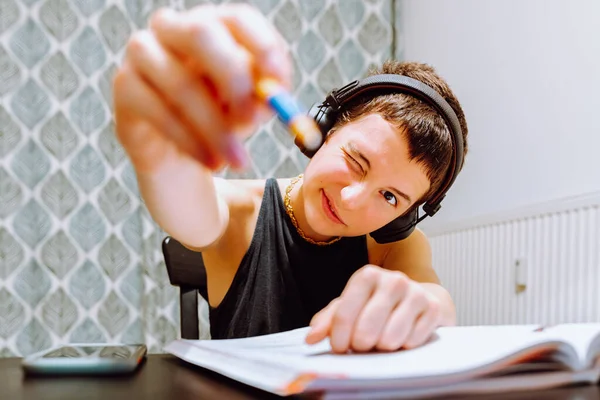 Girl Teenager Student Student Wireless Headphones Short Hair Pencil Hand — ストック写真