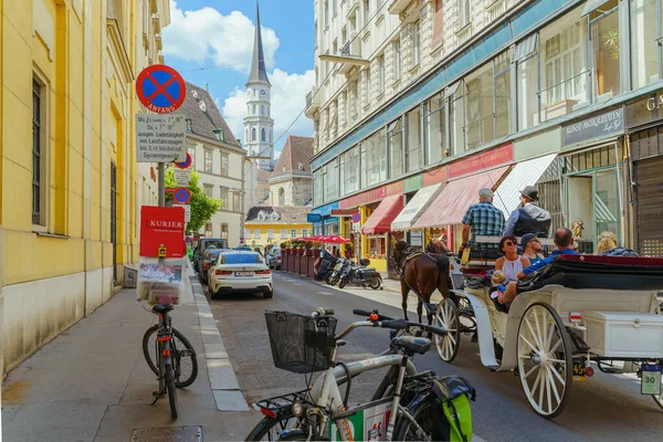 Enge Straße Der Europäischen Stadt Mit Bunten Häuserfassaden Fahrrad Und — Stockfoto
