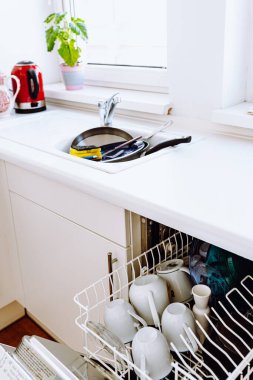 Mutfakta bulaşık makinası ve lavabo vardı. Ev aletlerinin tamiri, çalışmayan bulaşık makinesi, su kaynakları, modern ev aletleri.