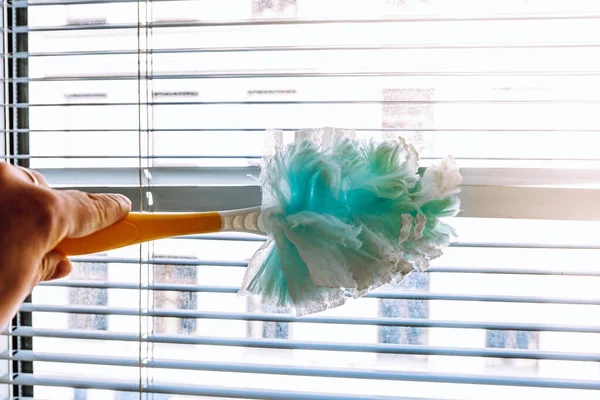 아파트의 다스를 청소하는 여성의 블라인드를 먼지로 만들어 접근하기 어려운 Feather — 스톡 사진
