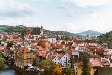 Cesky Krumlov 'un yan görüntüsü, Vltava nehri. 10 2022 Çek Cumhuriyeti Çek Cumhuriyeti Krumlov. Gotik mimari tarzındaki çatı katları, sonbahar sezonu.