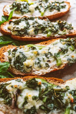 Mantarlı, ıspanaklı, peynirli, krem peynirli ve kırmızı biberli nefis bruschetta. Fırında bruschetta, sebze dolgulu, sağlıklı atıştırmalık, İtalyan aperatifi.