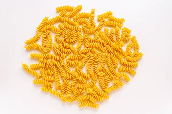 无麸质螺旋形意大利面 亮黄色 由玉米粉制成 背景均匀 令人想起玛兹格的轮廓 — 图库照片