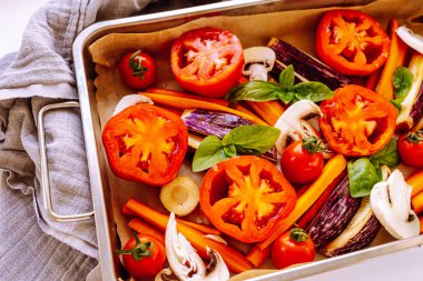 Fırında pişirilmiş sebzeler. sebze diyeti. Olgun dilimlenmiş domates, patlıcan, baharatlı havuç, basit kırsal yiyecekler. Ratatouille.