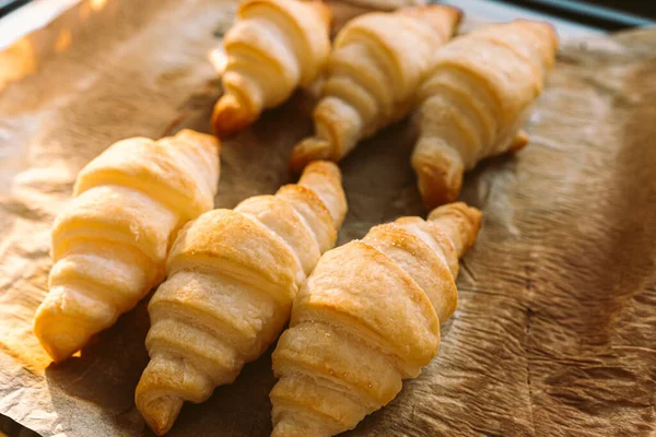 Nybakade Croissanter Med Krispig Skorpa Bakplåten Franska Bakverk Till Frukost — Stockfoto