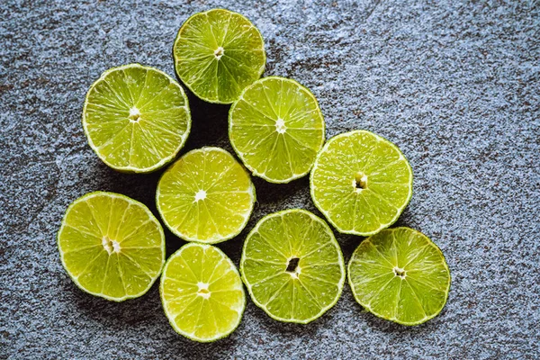 Tranches Citron Vert Sur Texture Pierre Grise Tranche Fraîche Fruits — Photo