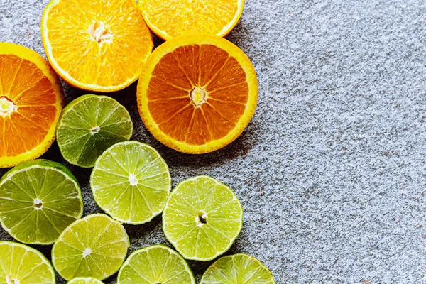 Diverses Tranches Agrumes Citron Vert Orange Juteuses Sur Fond Pierre — Photo